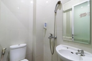Shower, towels - Wisma 9 Jakarta (Jakarta)