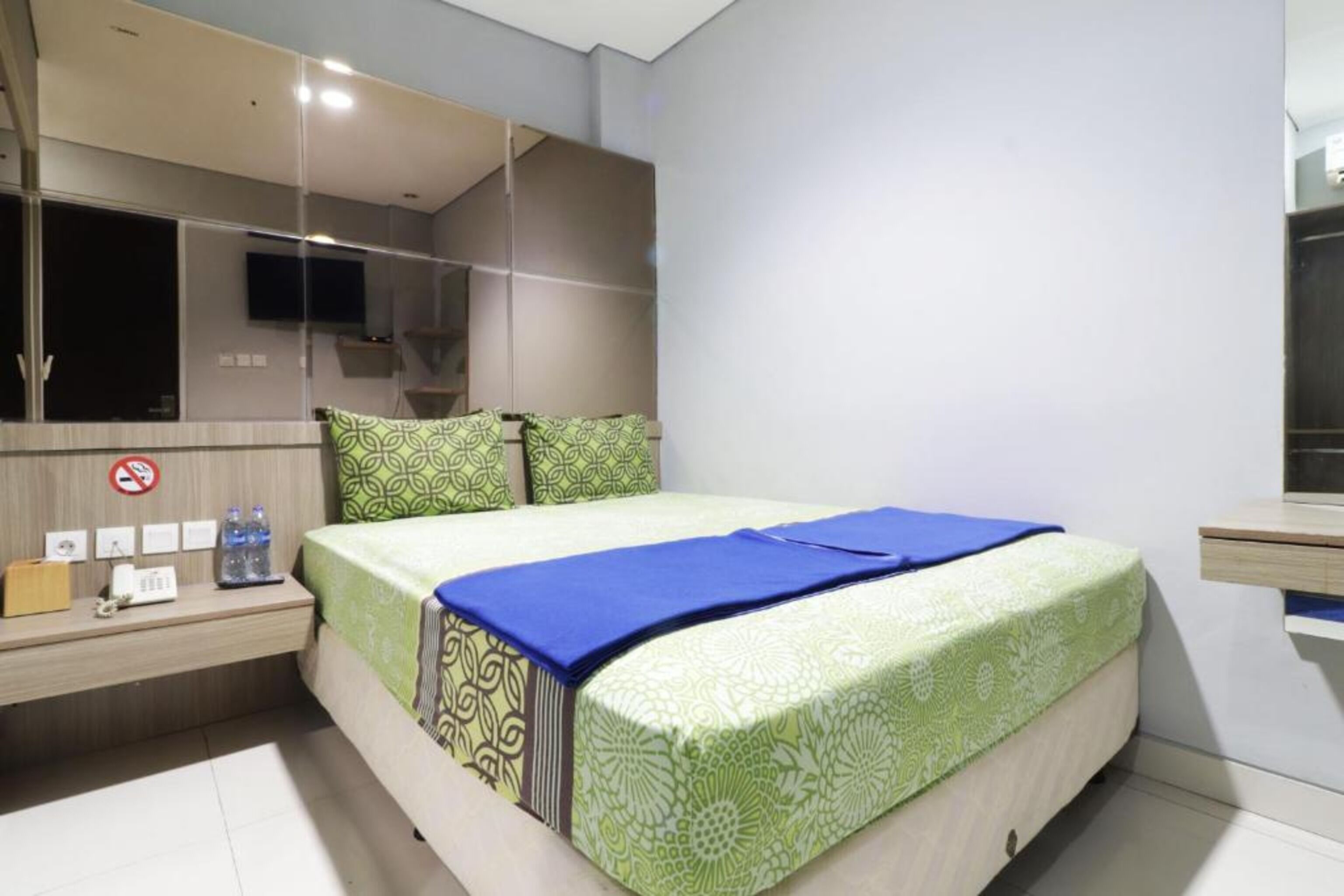 Free WiFi, bed sheets