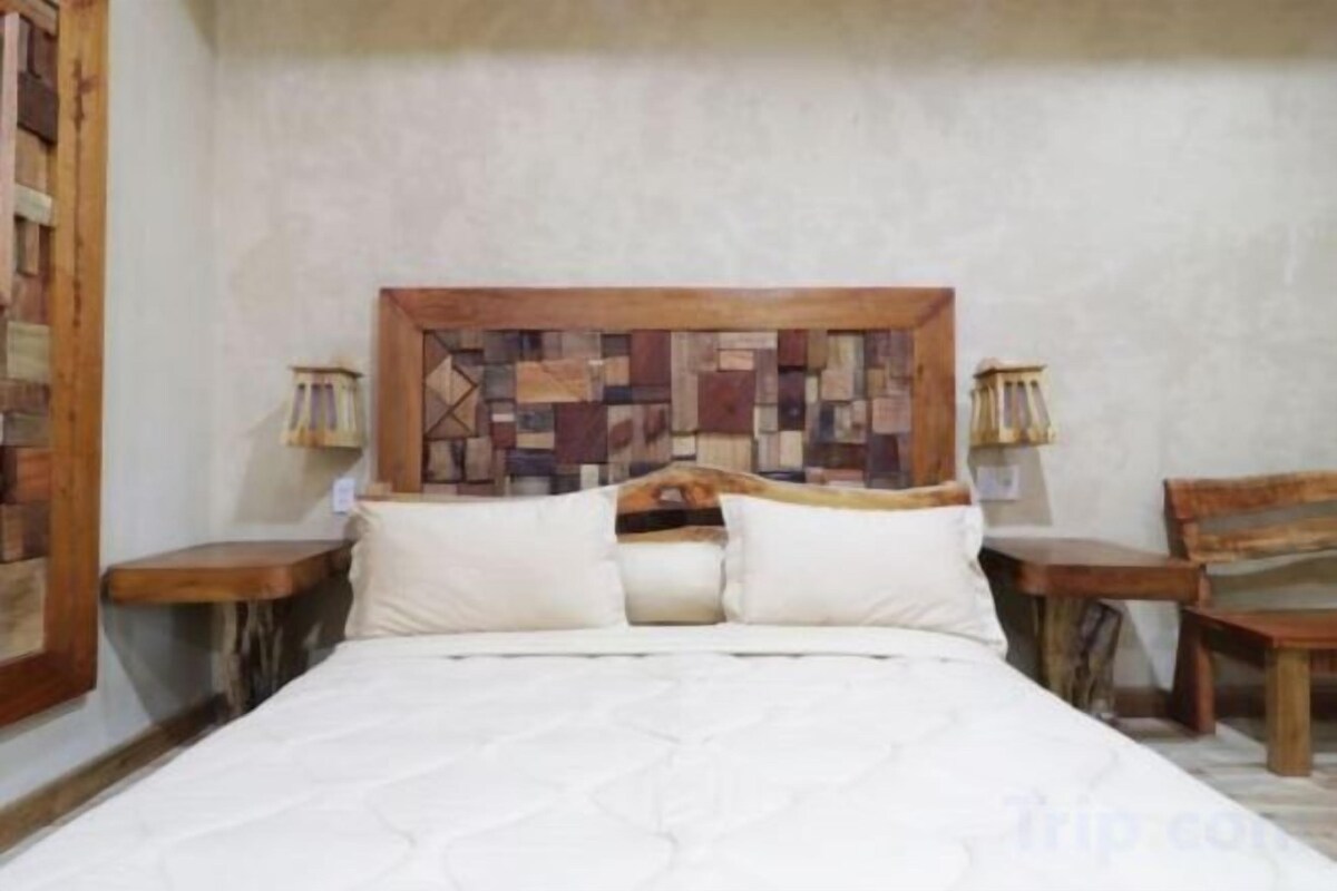 Minibar, WiFi (free), bed sheets