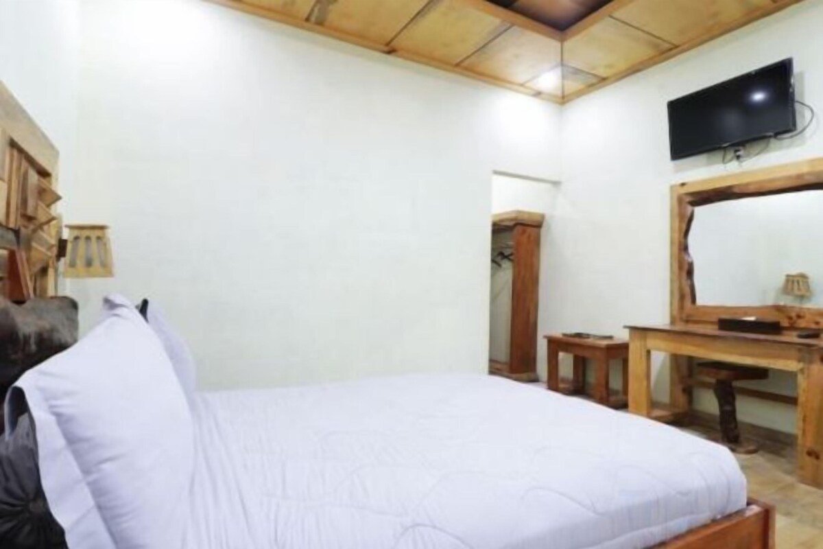 Minibar, WiFi (free), bed sheets