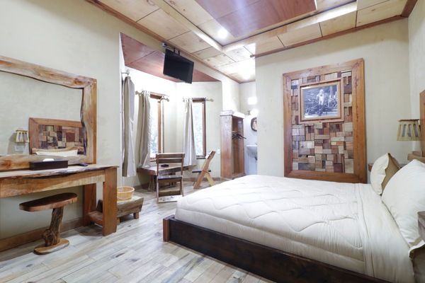 Deluxe Room | Minibar, WiFi (free), bed sheets
