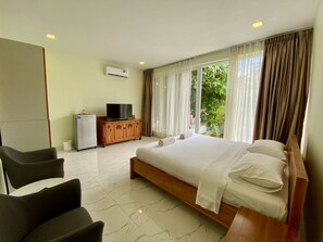 Desk, free WiFi, bed sheets - Alinson Boutique Resident Batam (Batam)