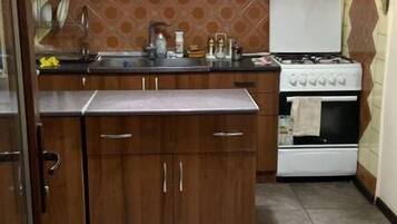 Basic Room, 2 Single Beds | Private kitchen | Stovetop, high chair, cookware/dishes/utensils
