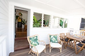 Outdoor dining - The Bruns. Holiday House est. 1936 (Brunswick Heads)