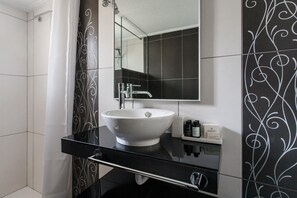 Shower, free toiletries, hair dryer, towels - Modernized & Spacious 2BD Apartment in Chalandri (Chalandri)