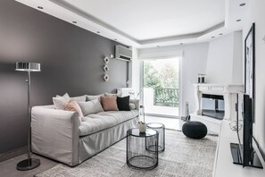 Smart TV, Netflix, books, streaming services - Modernized & Spacious 2BD Apartment in Chalandri (Chalandri)