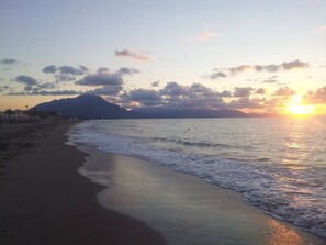 Una spiaggia nelle vicinanze
