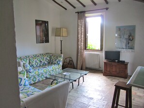 Departamento romántico (Torretta) | Sala de estar | Televisión de pantalla plana y chimenea 