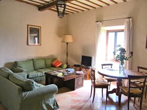 Casa de campo panorámica (Pieve cottage) | Área de sala de estar | Televisión de pantalla plana y chimenea 