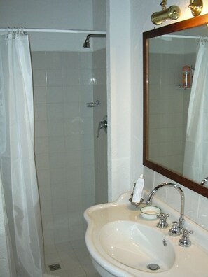 Apartamento romántico (Torretta) | Baño | Ducha, artículos de higiene personal gratuitos, secador de pelo y bidé