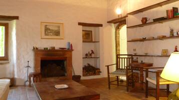 Romantisches Apartment (Torretta) | Wohnbereich | Flachbildfernseher, Kamin