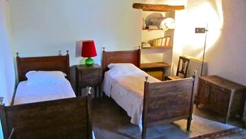 Appartamento Exclusive (Cascina) | 2 camere, con arredamento individuale, una scrivania, postazione laptop