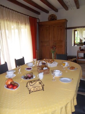 Free daily continental breakfast