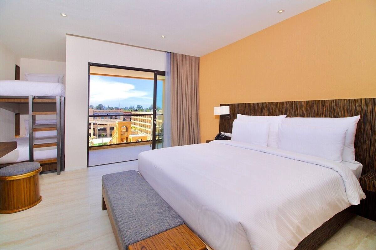  Family Room (4 Person) Poolview | Minibar, caja fuerte, escritorio y wifi gratis