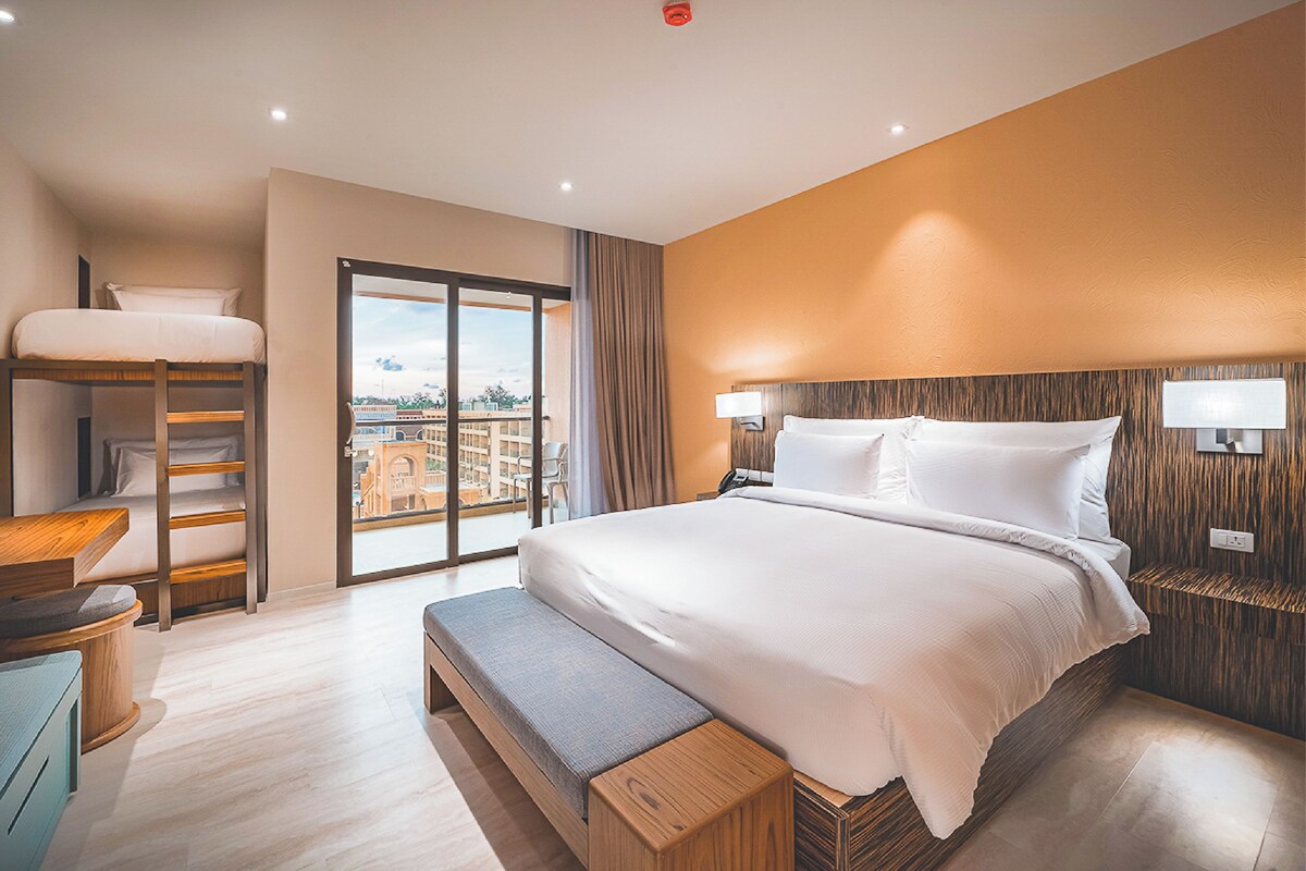  Family Room (4 Person) Poolview |   迷你吧、客房内保险箱、办公桌、免费 WiFi