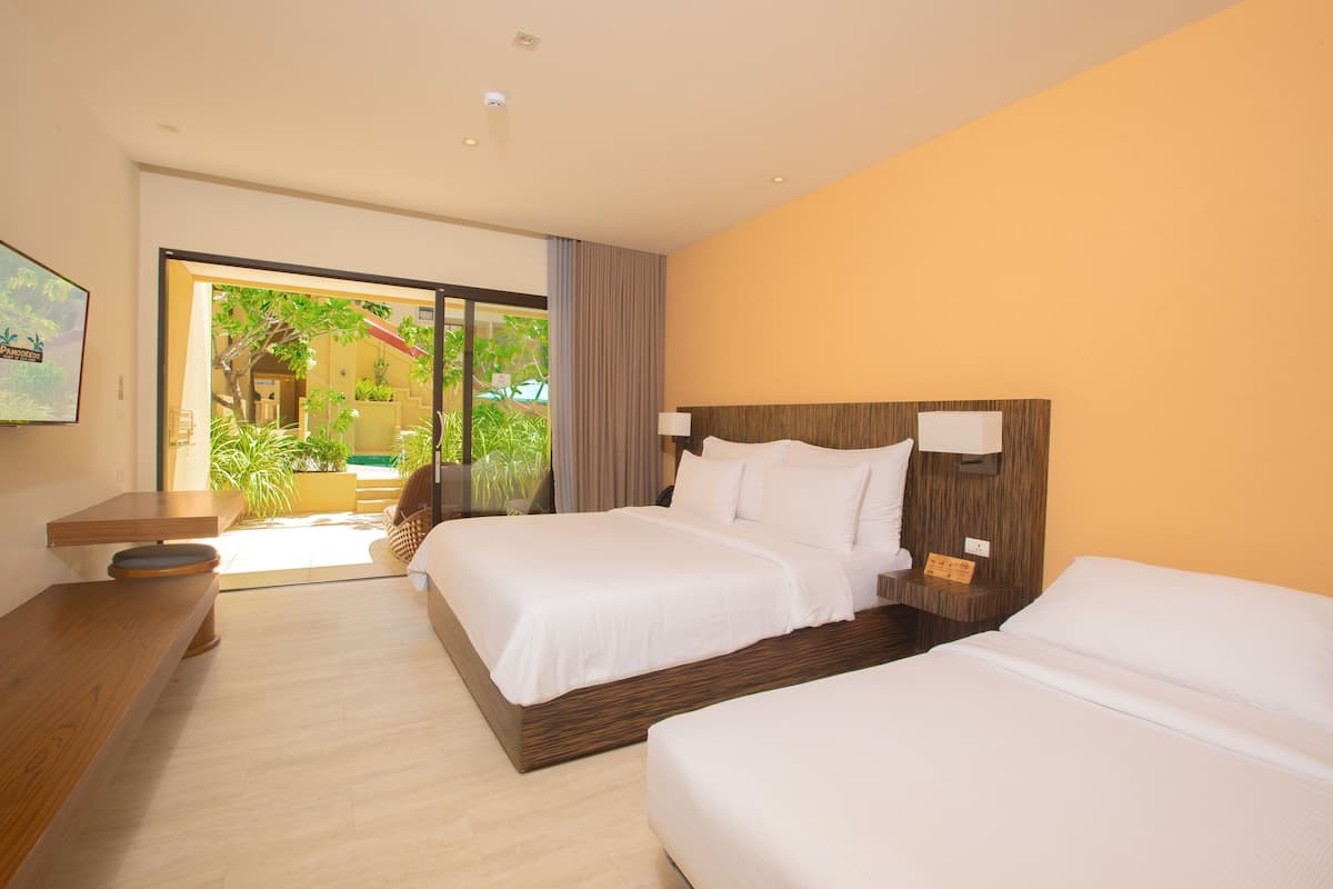 Deluxe Room (Premier Pool) | Minibar, in-room safe, desk, WiFi (free)