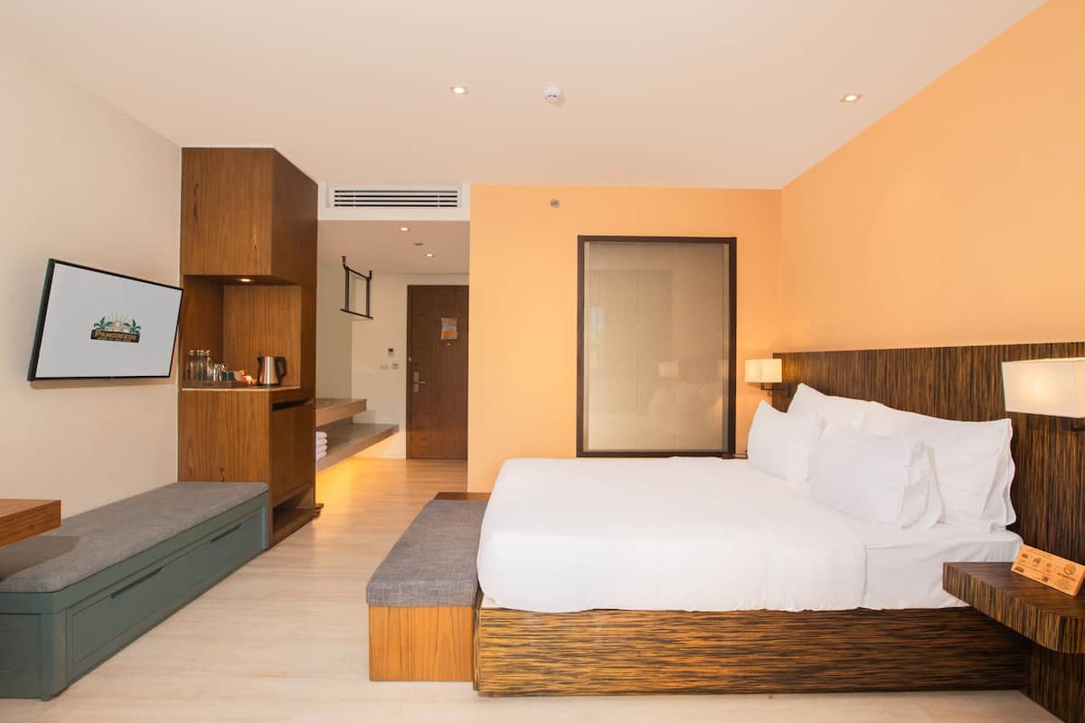 Deluxe Room | Minibar, in-room safe, desk, WiFi (free)