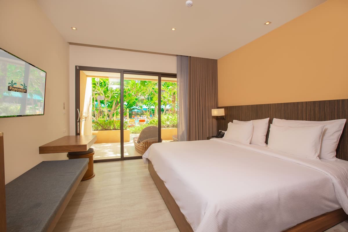 Deluxe Room (Pool) | Minibar, in-room safe, desk, WiFi (free)