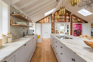 Réfrigérateur, four, plaque de cuisson, lave-vaisselle