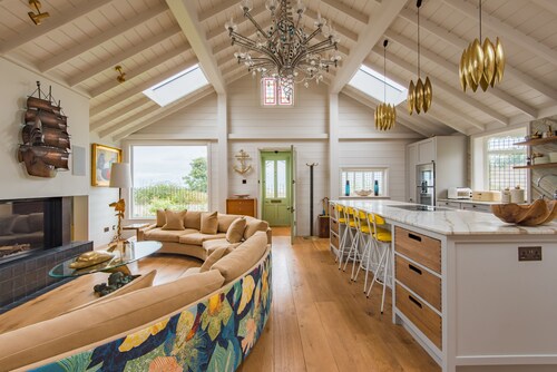 Une maison de vacances de luxe au bord de l’eau située au bord de la mer, avec une capacité de 11 personnes sur la plage