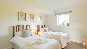 2 soverom, skrivebord, strykejern/-brett og wi-fi