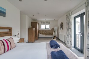 6 bedrooms, desk, iron/ironing board, travel crib