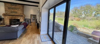 巨大な庭園とスイミングプールを備えた12人用の豪華な大家族の家