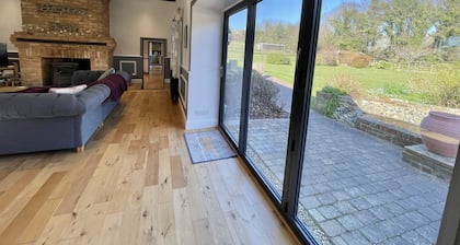 Ein wunderschönes luxuriöses Einfamilienhaus für 12 Personen mit einem riesigen Garten und einem Swimmingpool