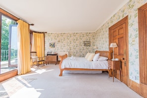 7 bedrooms, desk, iron/ironing board, WiFi