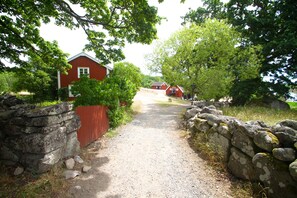 Majoituspaikan julkisivu illalla/yöllä