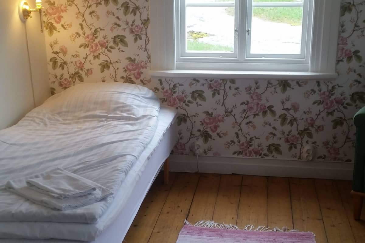 Economy Single Room, Shared Bathroom (Sheets, towels, cleaning not included) | Blackout drapes, free WiFi