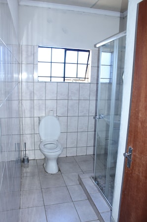Habitación estándar | Baño | Regadera, regadera tipo lluvia, toallas, jabón