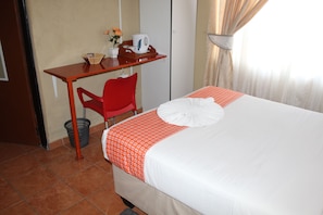 Habitación de lujo | Escritorio y ropa de cama