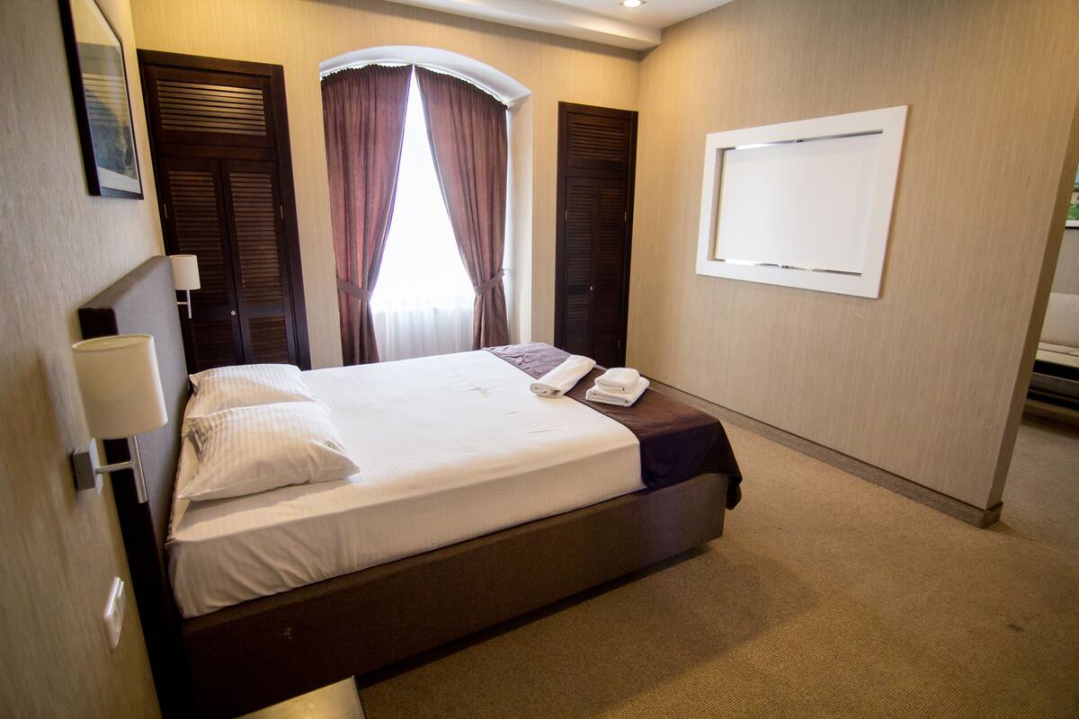 1 yatak odası, odada kasa, masa, dizüstü bilgisayar çalışma alanı