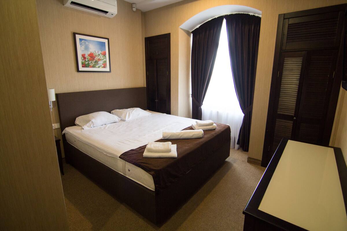 1 yatak odası, odada kasa, masa, dizüstü bilgisayar çalışma alanı