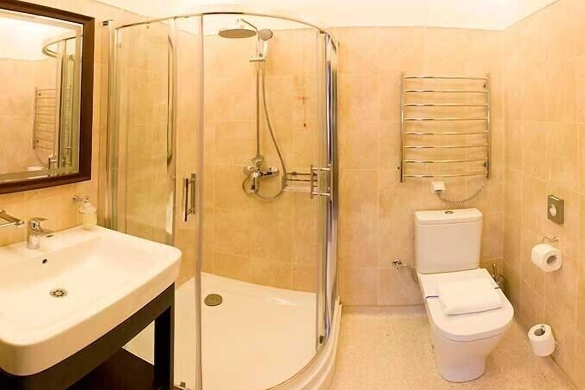 Duş/küvet kombinasyonu, saç kurutma makinesi, terlik, havlu