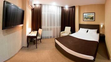 Standard Triple Room | 1 bedroom, in-room safe, desk, laptop workspace