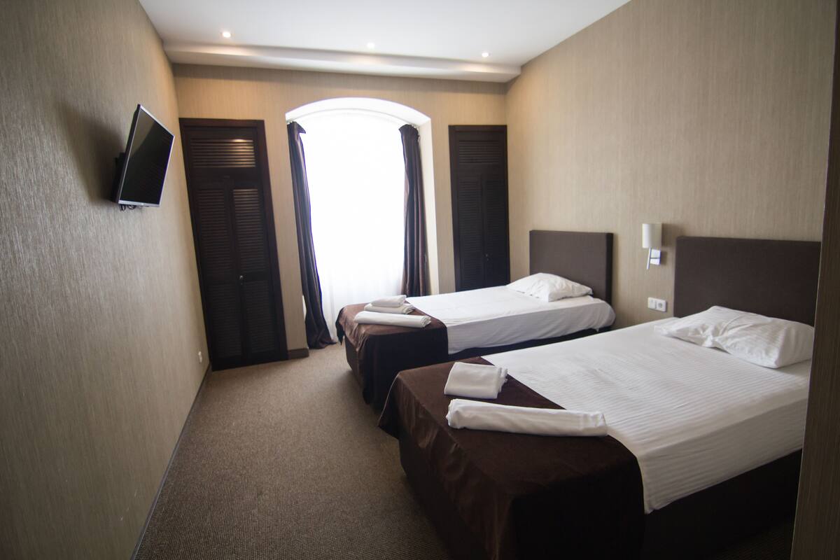 1 yatak odası, odada kasa, masa, dizüstü bilgisayar çalışma alanı