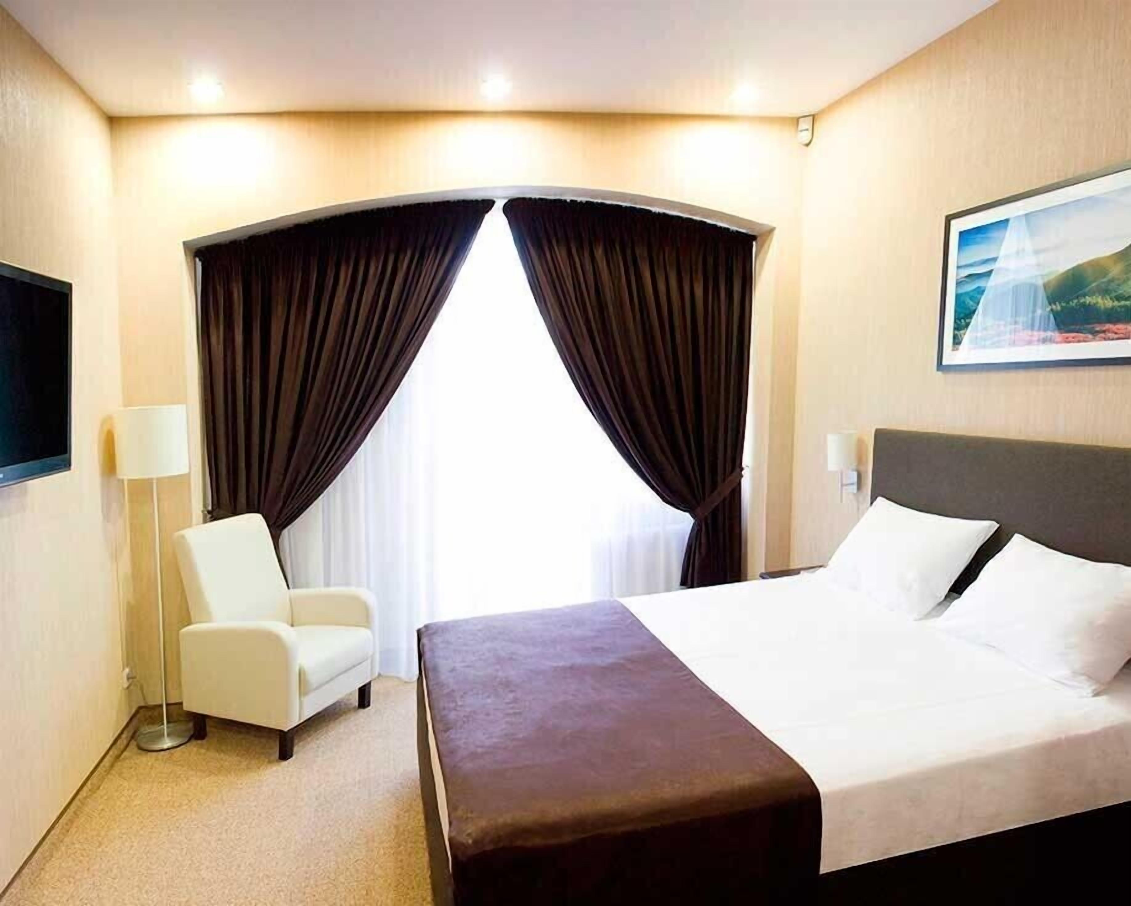 Standard Triple Room | In-room safe, desk, laptop workspace, blackout drapes