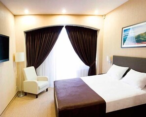 Standard trippelrum | Värdeförvaringsskåp på rummet, skrivbord och arbetsyta för laptop