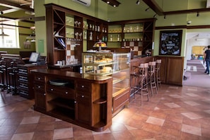2 Bars/Lounges