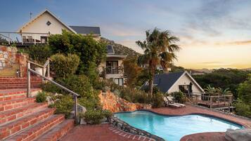 Außenpool, Sonnenschirme, Liegestühle