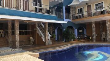 Alberca techada y alberca al aire libre