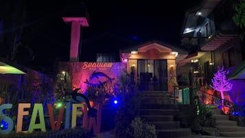 Façade de lâhĂ©bergement - soirĂ©e/nuit