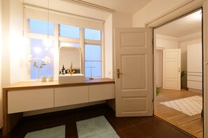 Apartamento City | Baño | Ducha, artículos de higiene personal gratuitos y secador de pelo