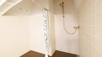 City Apartment | Bathroom | Shower, free toiletries, hair dryer, towels