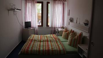 Chambre Double, accessible aux personnes à mobilité réduite | Bureau, chambres insonorisées, fer et planche à repasser, Wi-Fi gratuit