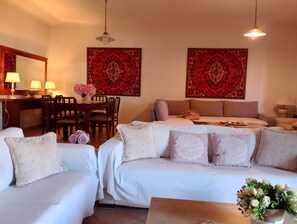 Smart TV, fireplace, ping pong, books