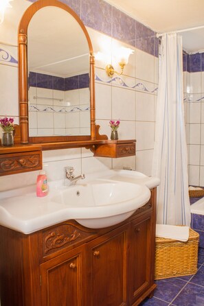 Baignoire, séchoir à cheveux, pantoufles, serviettes fournies