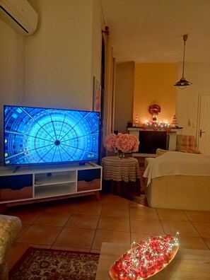Smart TV, chimenea, tenis de mesa y libros 
